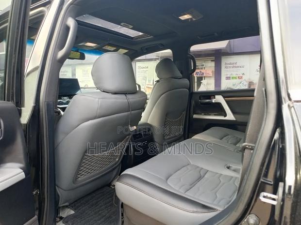 Toyota Land Cruiser 2019 Black photo 10
