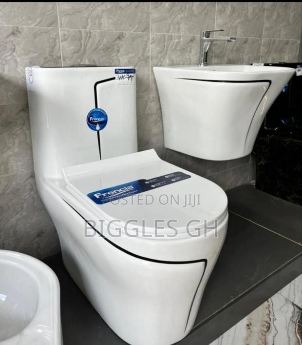 Wc With Wall Hang Basin- Black and White · Photo 2