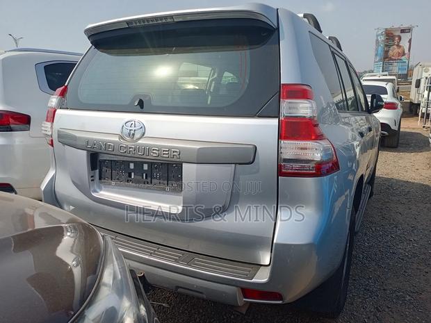 Toyota Land Cruiser Prado 2017 Silver photo 2