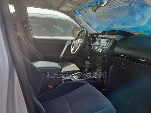 Toyota Land Cruiser Prado 2017 Silver photo 3