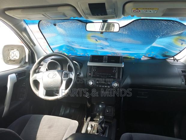 Toyota Land Cruiser Prado 2017 Silver photo 4