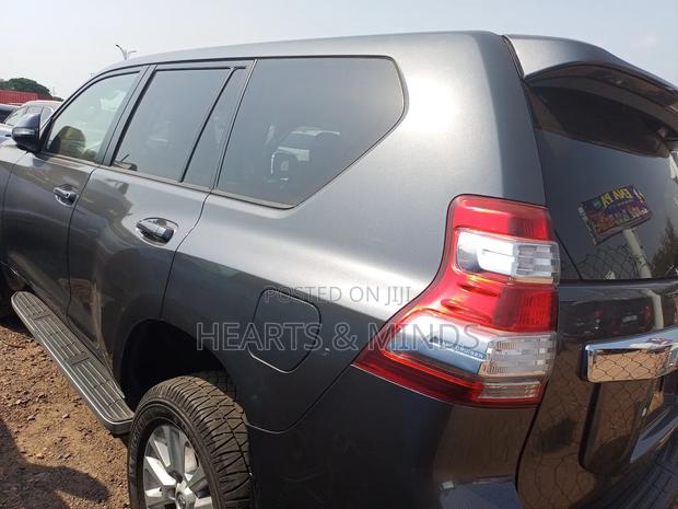 Toyota Land Cruiser Prado 2018 Gray photo 7