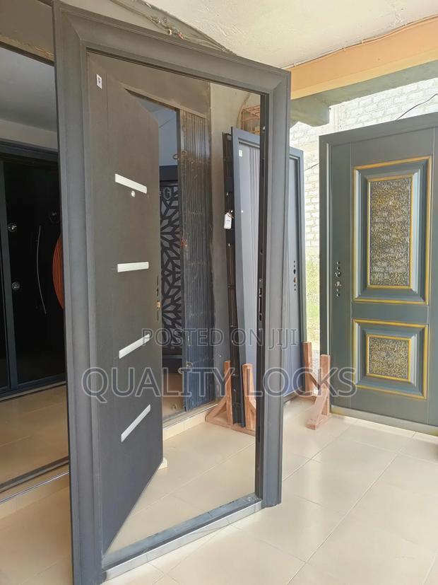 Smooth China Single Door and Accessories · Photo 1