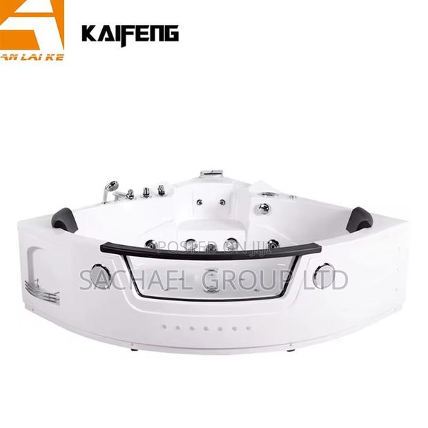 Corner Bath Jacuzzi With Light and Radio · Photo 4