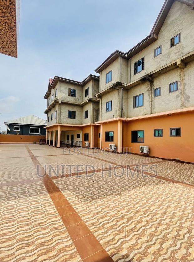 20bdrm Mansion in Achimota for sale · Photo 1
