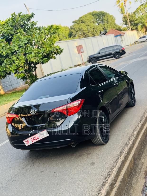Toyota Corolla LE Eco (1.8L 4cyl 2A) 2018 Black photo 4