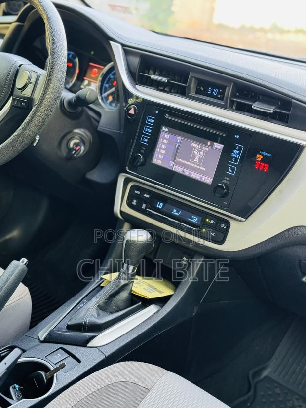 Toyota Corolla LE Eco (1.8L 4cyl 2A) 2018 Black photo 10