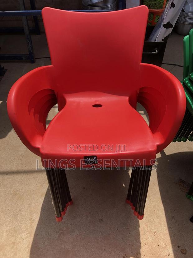 Metal Leg Plastic Chairs photo 3