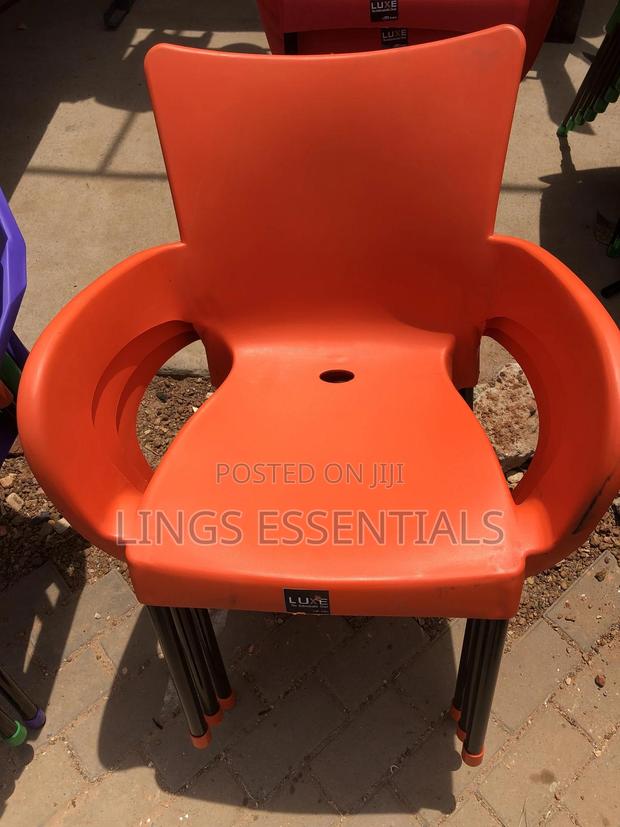 Metal Leg Plastic Chairs photo 2