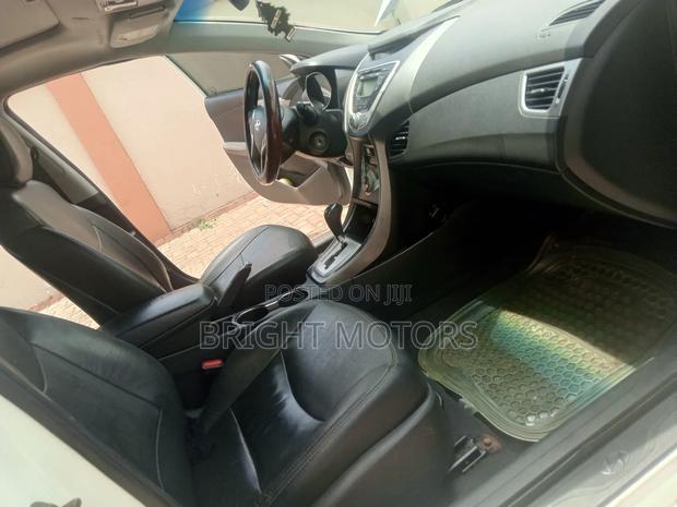 Hyundai Elantra Limited Sedan FWD (1.8L 4cyl 6A) 2013 White photo 2