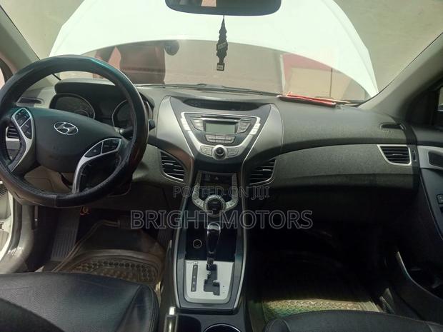 Hyundai Elantra Limited Sedan FWD (1.8L 4cyl 6A) 2013 White photo 8