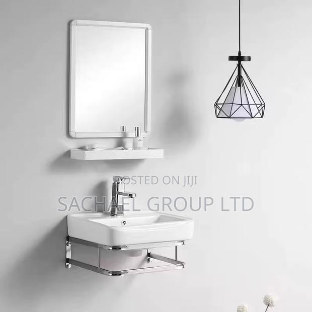 Small Basin With Mirror · Photo 3