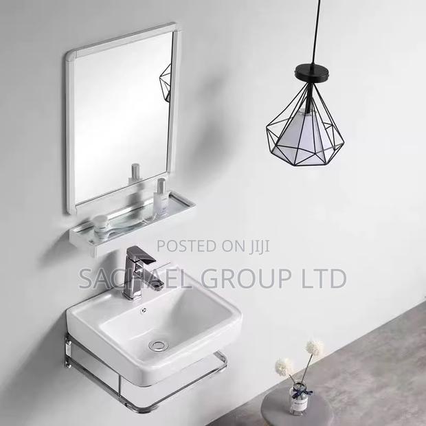 Small Basin With Mirror · Photo 4