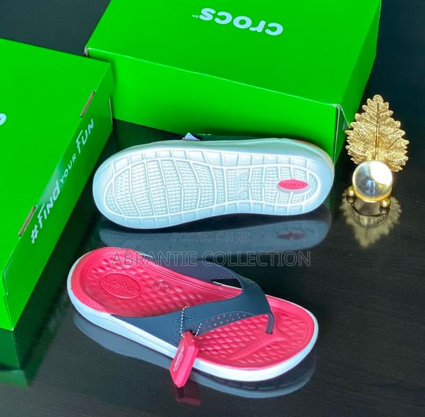 Crocs Lite Ride Flip Slides · Photo 3