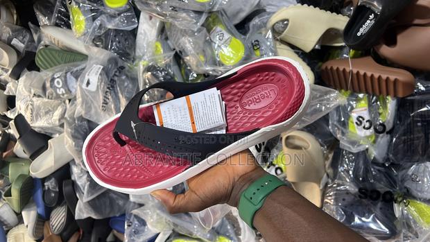 Crocs Lite Ride Flip Slides · Photo 4