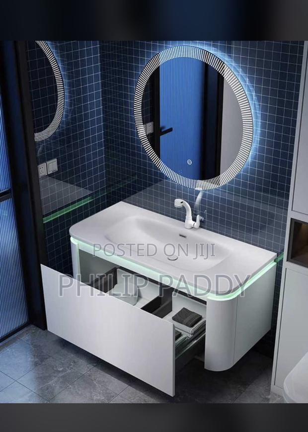 Sink With Mirror · Photo 2