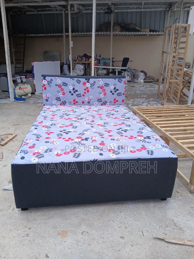 Flowes on Black Bed · Photo 3