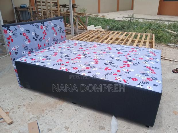 Flowes on Black Bed · Photo 4
