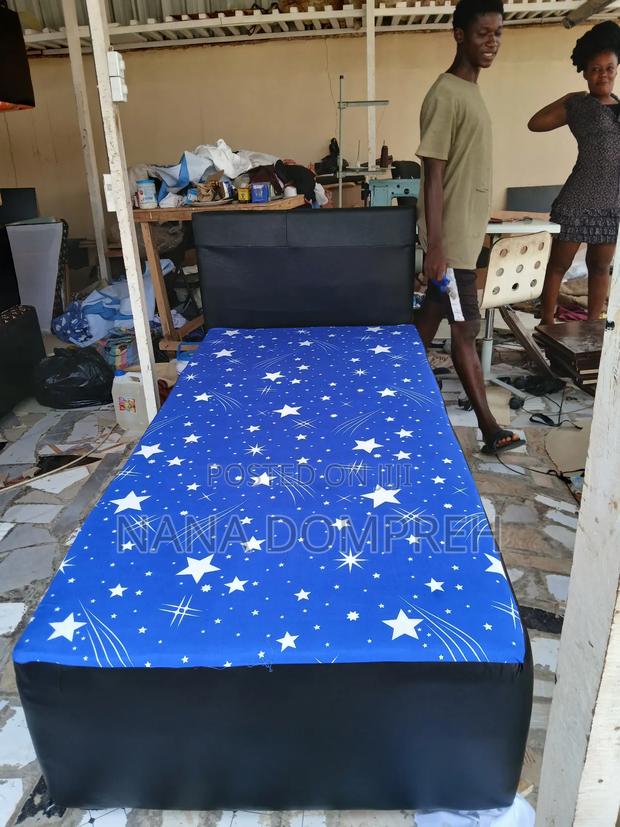 Blue on Black One and a Half Bed · Photo 4