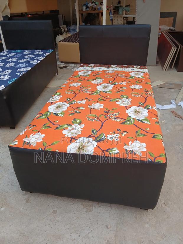 Orange on Black Inbuilt One and a Half Bed. · Photo 4