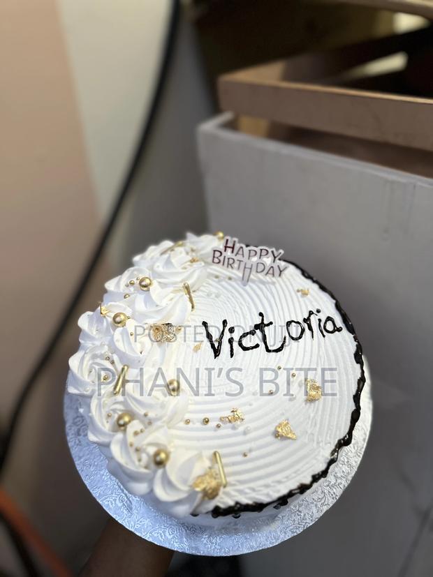 Vanilla Cake Size 8 One Layer Chocolate Drip · Photo 2