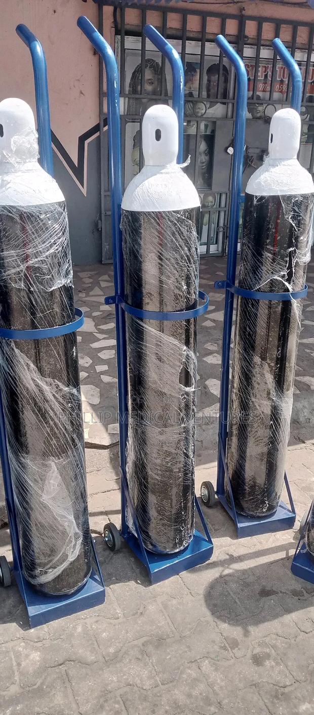 Oxygen Cylinder With Regulator and Trolley (40l) · Photo 3