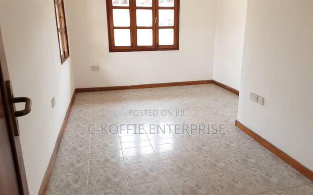 12bdrm Duplex in Tesano for rent · Photo 3