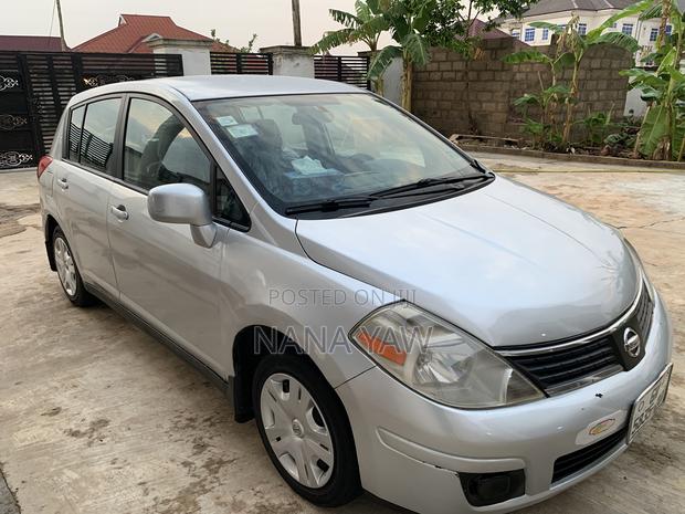 Nissan Versa 1.8 SL Hatchback 2011 Silver · Photo 1