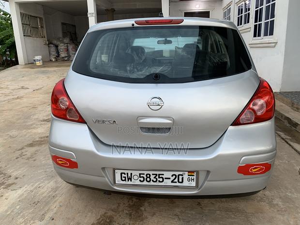 Nissan Versa 1.8 SL Hatchback 2011 Silver · Photo 2