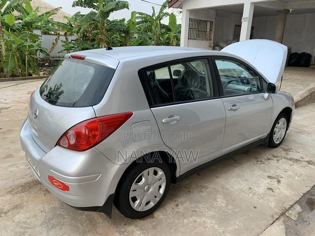Nissan Versa 1.8 SL Hatchback 2011 Silver · Photo 3