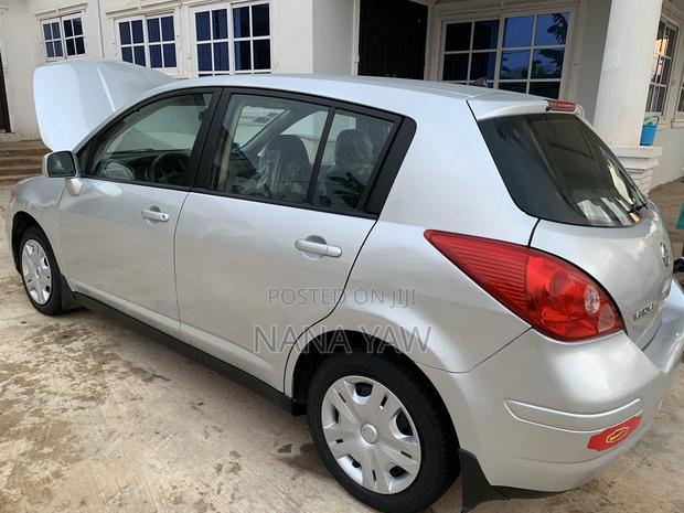 Nissan Versa 1.8 SL Hatchback 2011 Silver · Photo 4