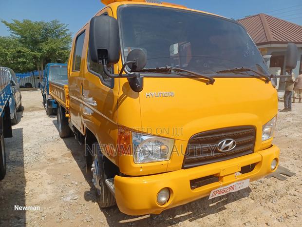 Hyundai Mighty Double Cabin Yellow