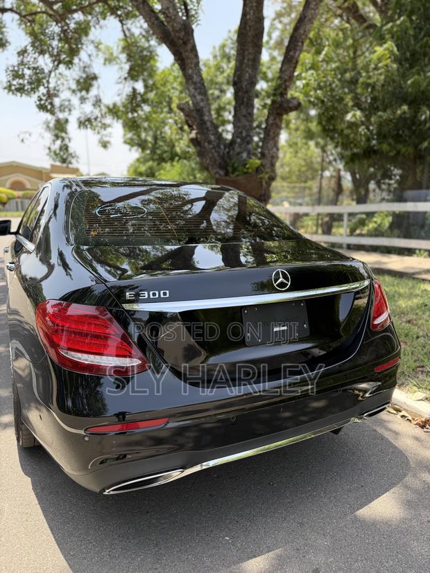 Mercedes-Benz E300 2019 Black photo 3