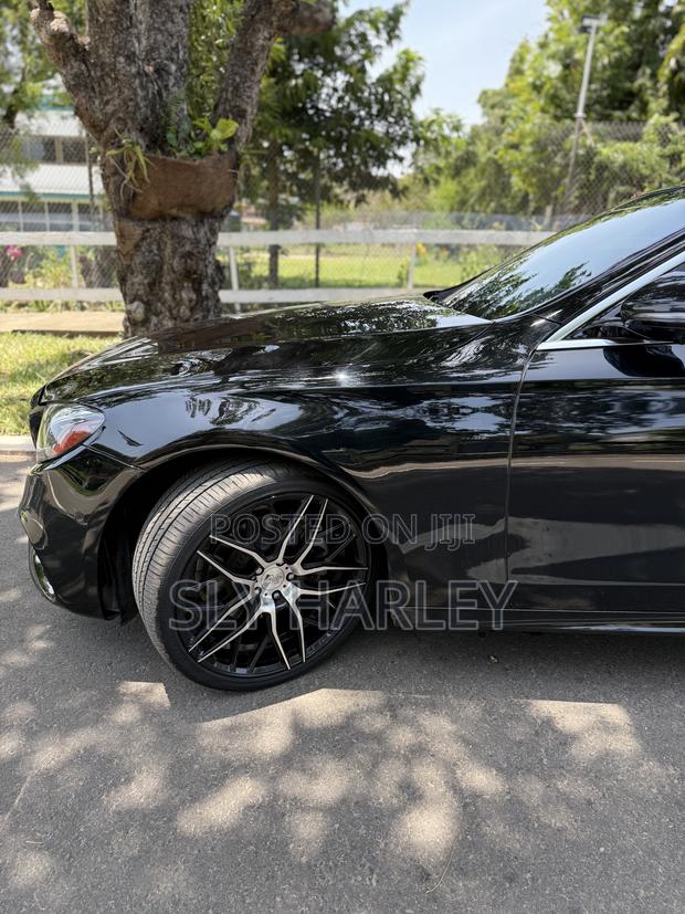 Mercedes-Benz E300 2019 Black photo 2