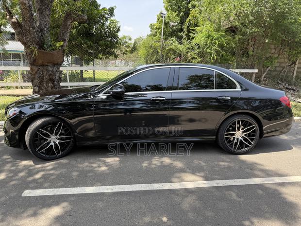 Mercedes-Benz E300 2019 Black photo 9