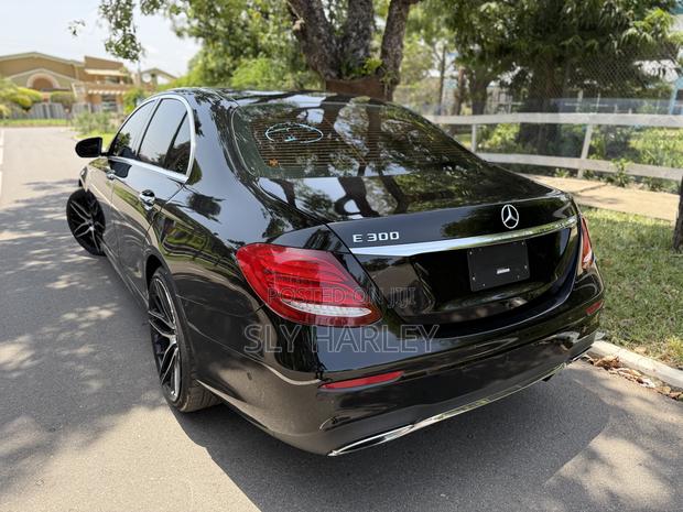 Mercedes-Benz E300 2019 Black photo 10