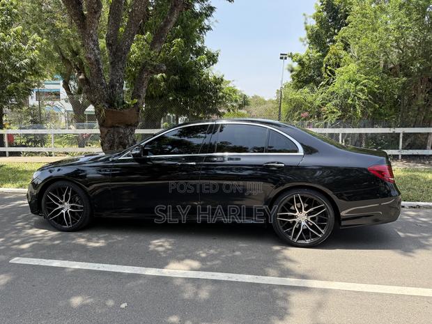 Mercedes-Benz E300 2019 Black photo 4