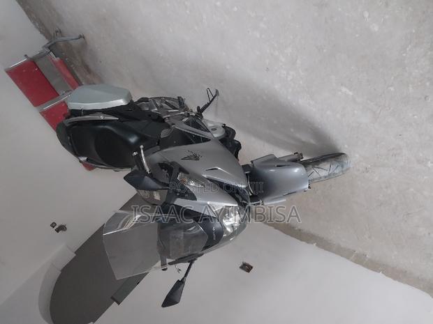 Honda VFR 700F 2010 Silver photo 4