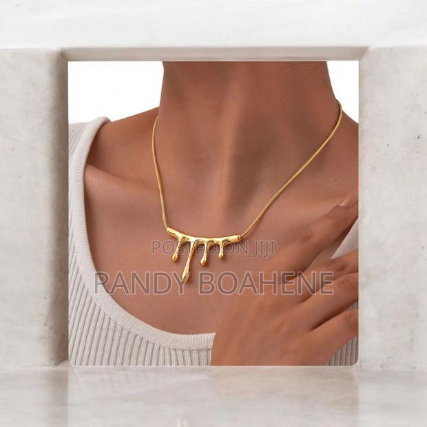 Liquid Shaped Pendant Necklace · Photo 3