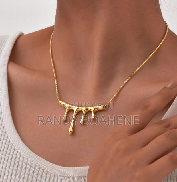 Liquid Shaped Pendant Necklace · Photo 4