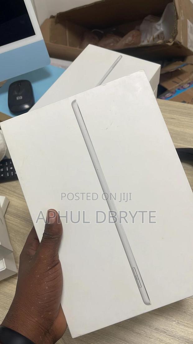 New Apple iPad 9.7 64 GB Silver · Photo 4