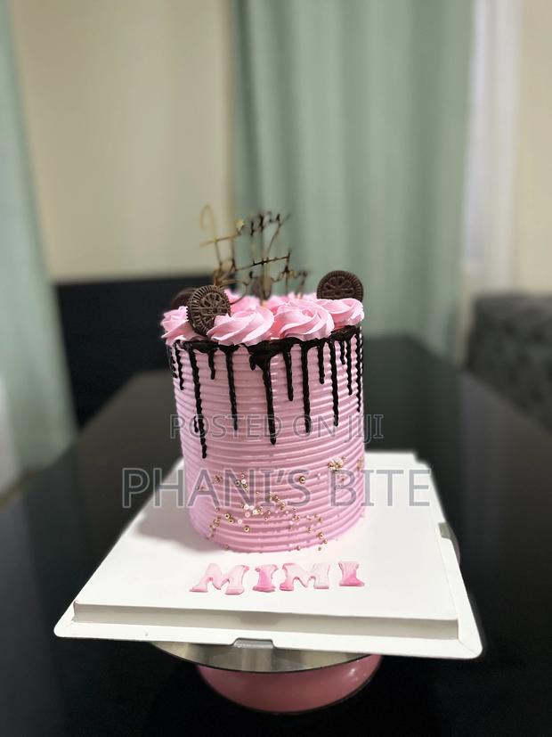 3 Layers,6inchs Vanilla and Red Velvet Cake · Photo 2