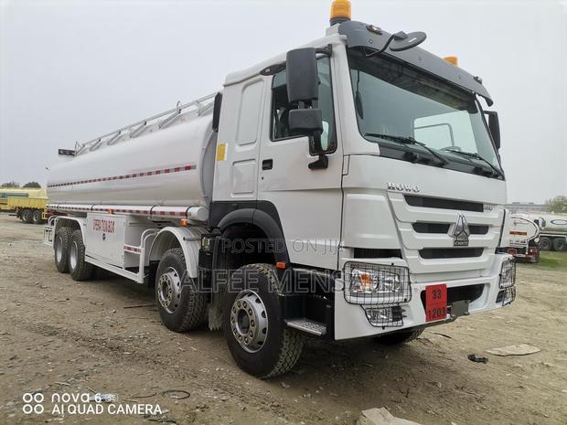 Sinotruk Howo 8x4 Oil Tanker 27m3( 3months Wait )