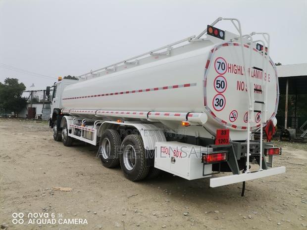 Sinotruk Howo 8x4 Oil Tanker 27m3( 3months Wait )