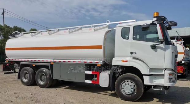 Sinotruk Howo 8x4 Oil Tanker 27m3( 3months Wait )