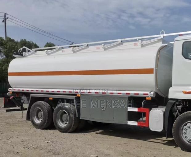 Sinotruk Howo 8x4 Oil Tanker 27m3( 3months Wait )