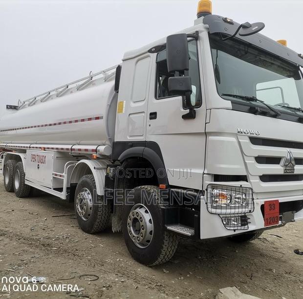Sinotruk Howo 8x4 Oil Tanker 27m3( 3months Wait )