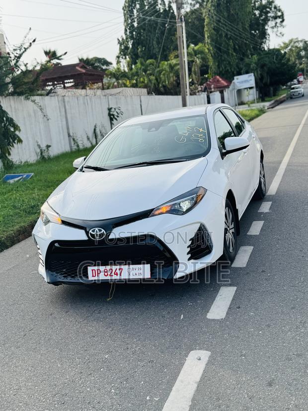 Toyota Corolla LE Eco (1.8L 4cyl 2A) 2018 White
