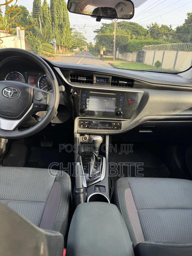 Toyota Corolla LE Eco (1.8L 4cyl 2A) 2018 White photo 3