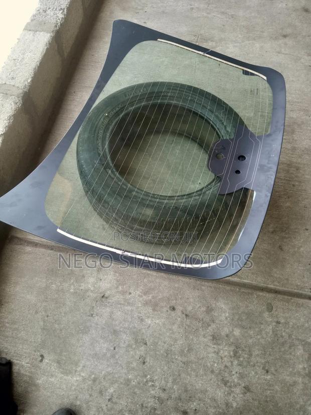 Honda Civic 2017 Hatchback Back Glass photo 2